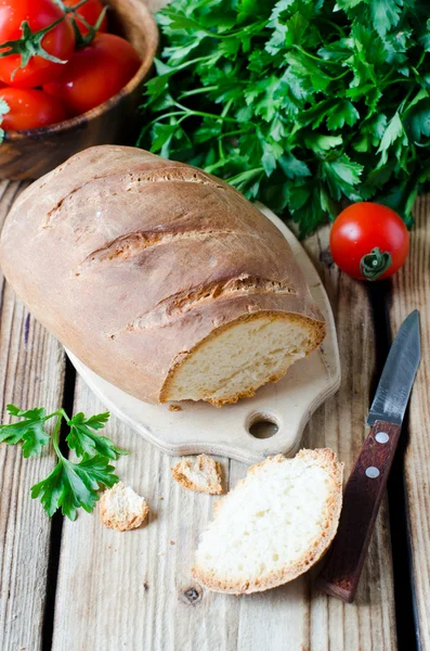 Ev yapımı ekmek taze sebze ile ahşap tablo — Stok fotoğraf
