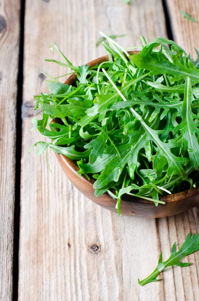 Färsk rucola i en skål — Stockfoto