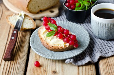 ev yapımı ekmek, tereyağı ve Frenk üzümü