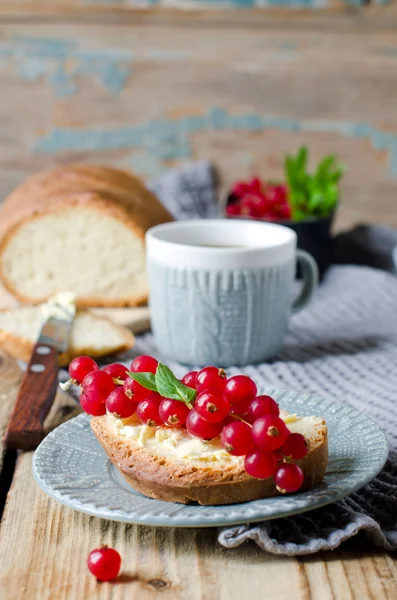 Ev yapımı ekmek, tereyağı ve Frenk üzümü — Stok fotoğraf