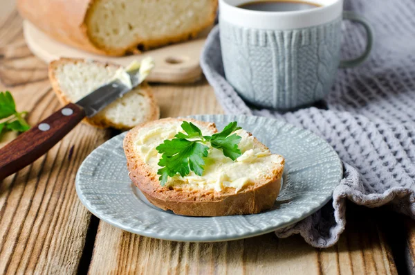 Pão caseiro e manteiga — Fotografia de Stock