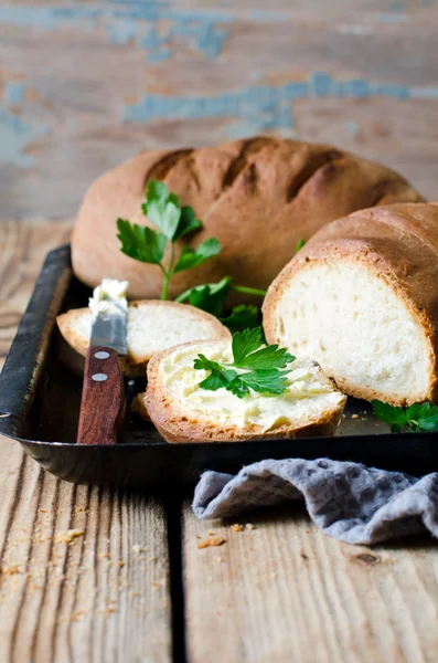 Hembakat bröd och smör — Stockfoto