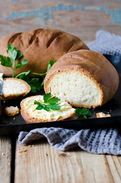 Hembakat bröd och smör — Stockfoto