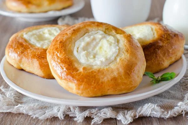 Süzme peynir ile buns — Stok fotoğraf