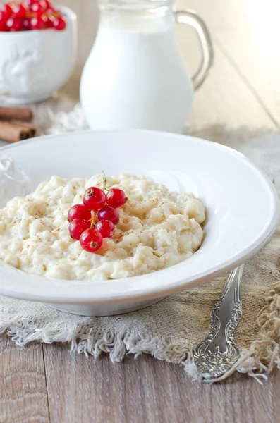 Milk porridge with berries — Stock Photo, Image
