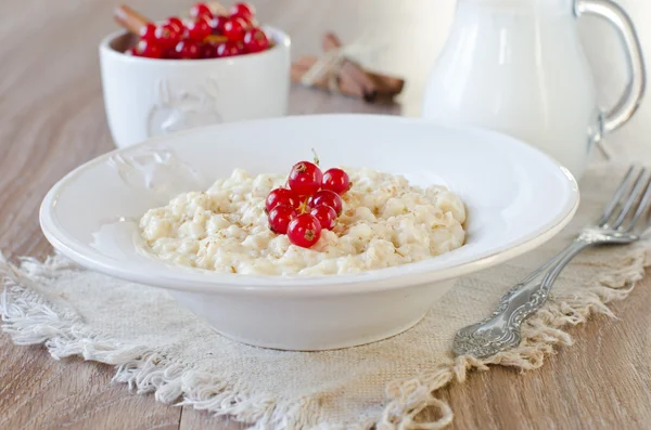 Porridge di latte con bacche — Foto Stock