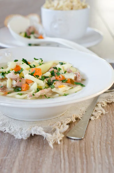 Sopa de pollo con fideos caseros —  Fotos de Stock