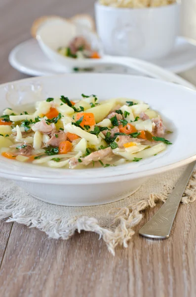 Куриный суп с домашней лапшой — стоковое фото