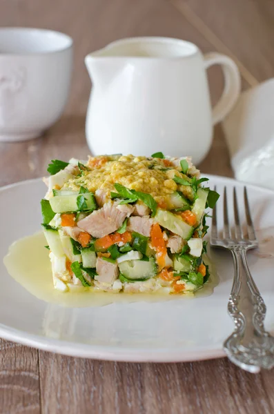 Ensalada con pollo, zanahorias, huevos y pepinos —  Fotos de Stock