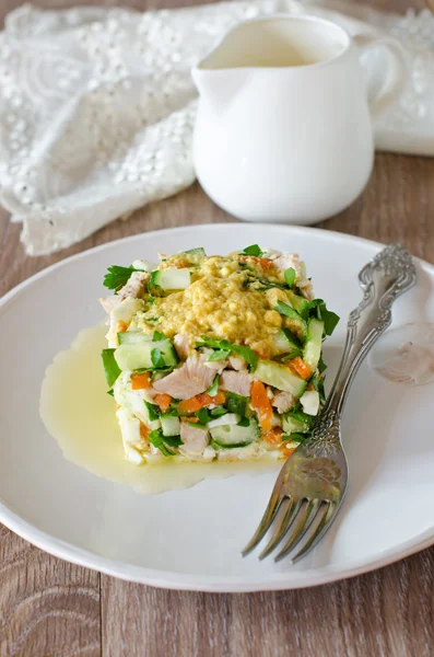 Салат с курицей, морковью, яйцами и огурцами — стоковое фото