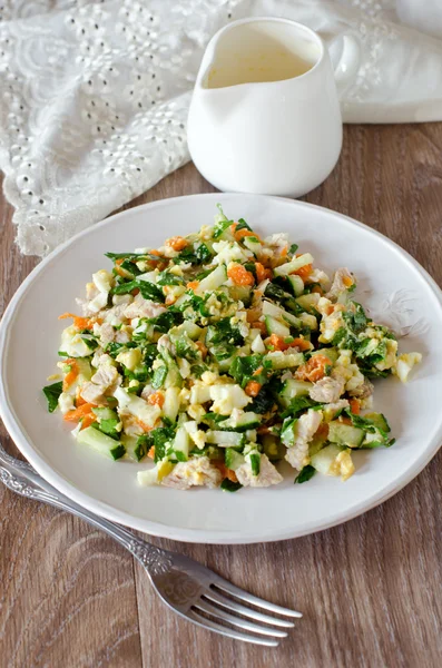 Ensalada con pollo, zanahorias, huevos y pepinos —  Fotos de Stock