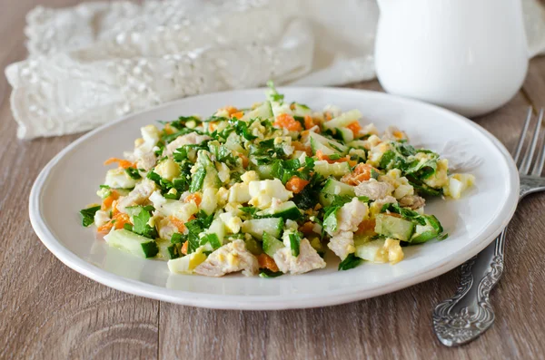 Ensalada con pollo, zanahorias, huevos y pepinos —  Fotos de Stock