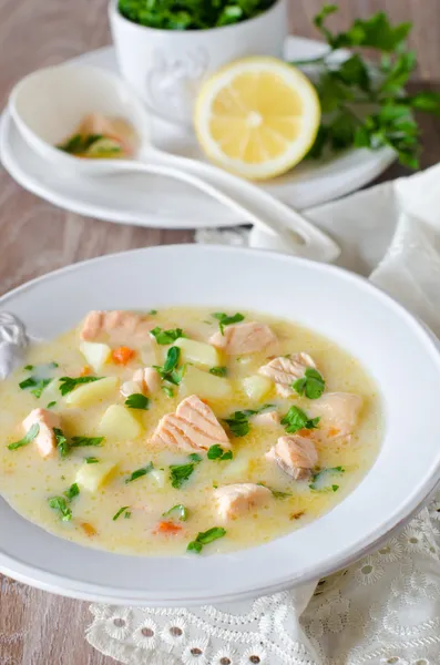 Käsesuppe mit Lachs — Stockfoto