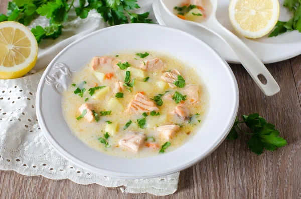 Käsesuppe mit Lachs — Stockfoto