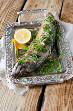 Limon ve yeşillikle pişirilmiş uskumru.
