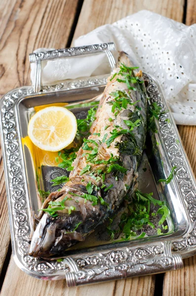 Makreel gebakken met citroen en groente — Stockfoto
