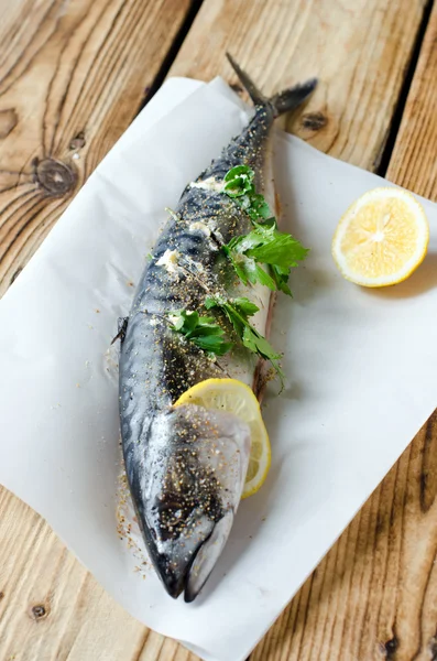 Mackerel baked with lemon and greens — Stock Photo, Image