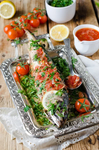 Makreel met tomatensaus — Stockfoto