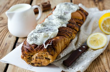 haşhaş tohumu ve krema ile Maya rulo