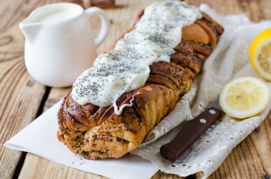 haşhaş tohumu ve krema ile Maya rulo