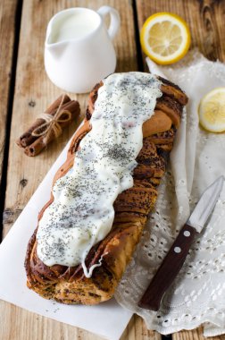 haşhaş tohumu ve krema ile Maya rulo