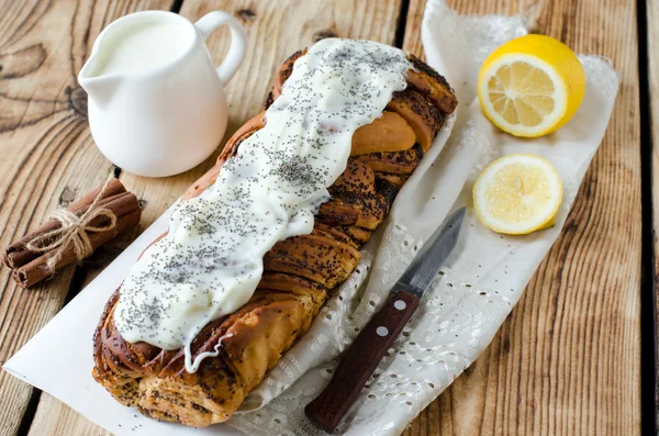 haşhaş tohumu ve krema ile Maya rulo