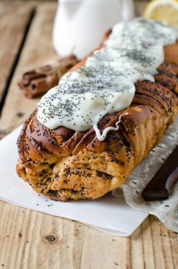 haşhaş tohumu ve krema ile Maya rulo