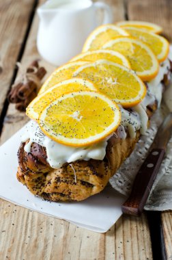 haşhaş tohumu, krem ve portakal ile Maya rulo