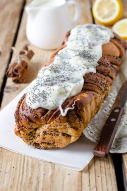 haşhaş tohumu ve krema ile Maya rulo