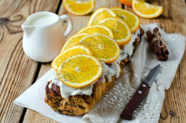 haşhaş tohumu, krem ve portakal ile Maya rulo