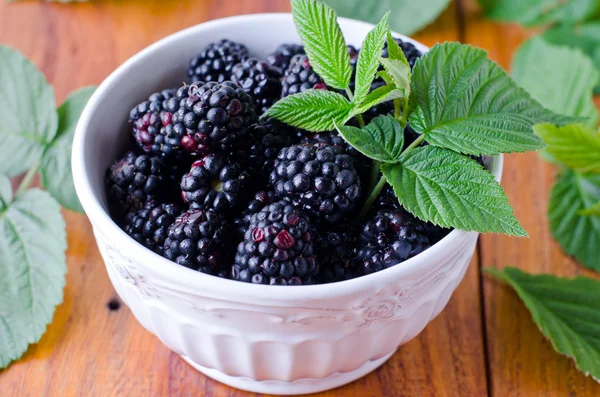 Fresh blackberries in a bowl — Stock Photo, Image