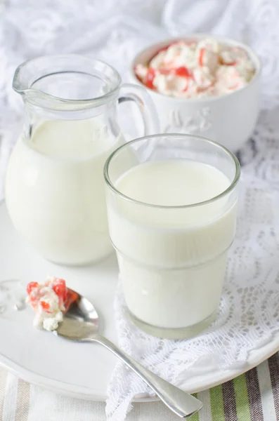 Mjölk och keso, frukost. — Stockfoto