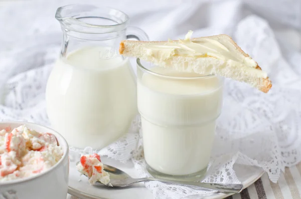 Melk og cottage cheese, frokost . – stockfoto