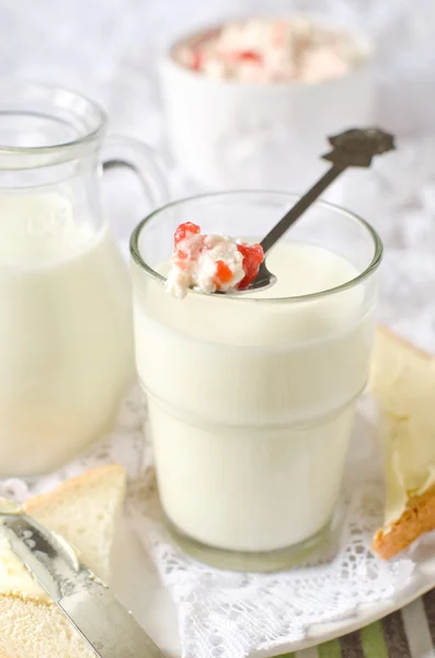 Milch und Quark, Frühstück. — Stockfoto