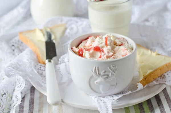 Kaas, brood en boter en melk. Ontbijt. — Stockfoto