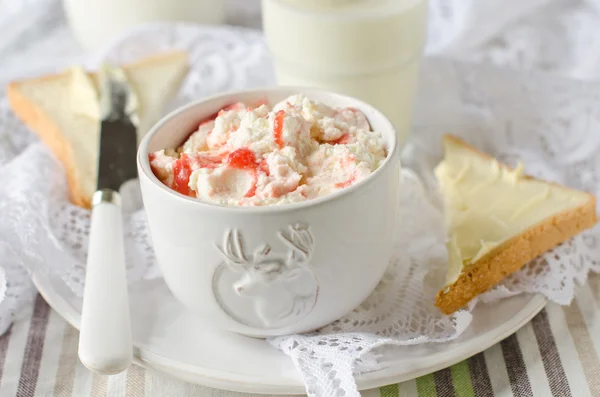 Käse, Brot, Butter und Milch. Frühstück. — Stockfoto