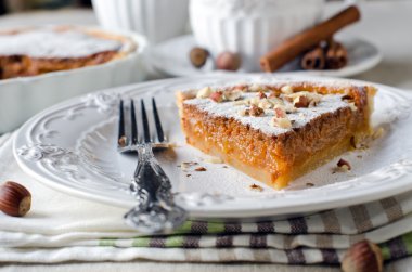 karamelize elma ve karamelize süt ile tart