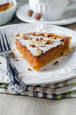 karamelize elma ve karamelize süt ile tart