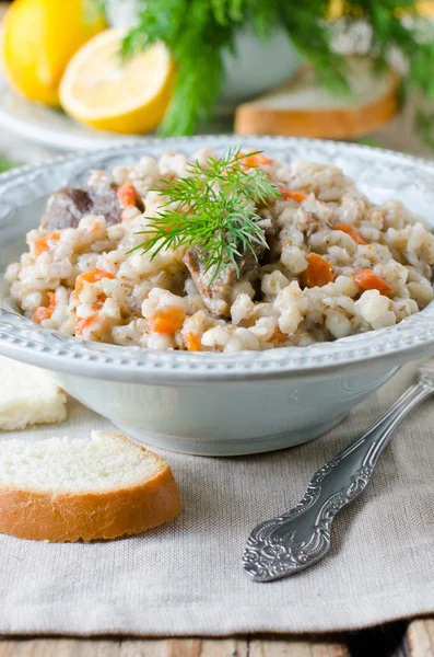 Porridge di orzo con carne e verdure — Foto Stock
