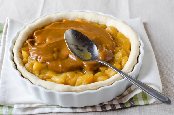 Tart with caramelized apples and caramelized milk — Stock Photo, Image