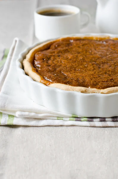 Tart com maçãs caramelizadas e leite caramelizado — Fotografia de Stock