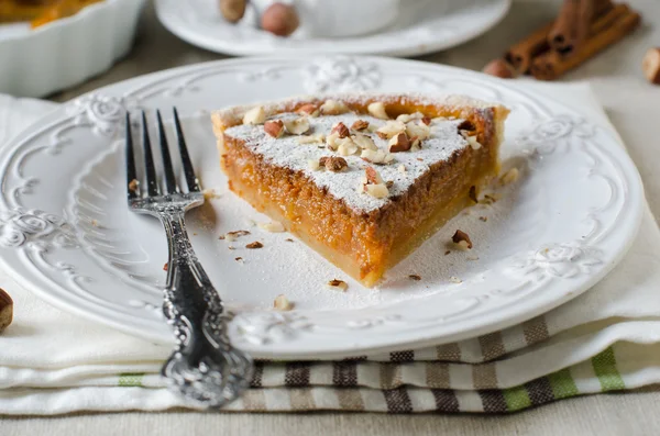 Tart com maçãs caramelizadas e leite caramelizado — Fotografia de Stock