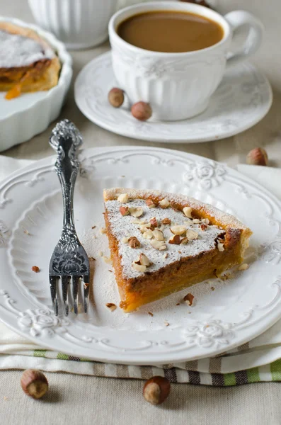 Tart with caramelized apples and caramelized milk — Stock Photo, Image