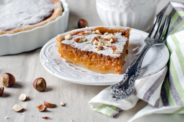 Tart with caramelized apples and caramelized milk — Stock Photo, Image