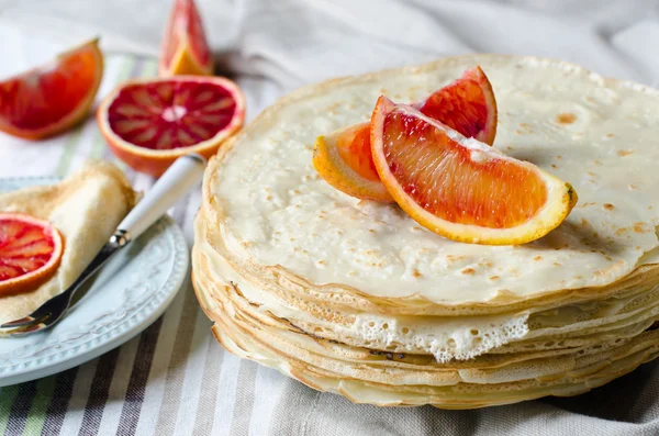 Pfannkuchen mit Orangen — Stockfoto