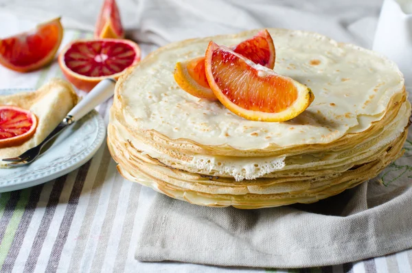 Pfannkuchen mit Orangen — Stockfoto