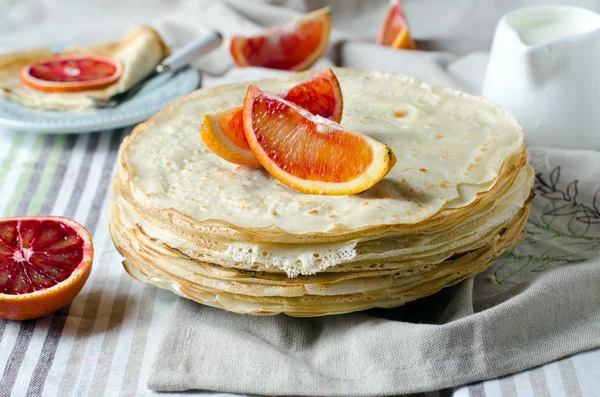 Pfannkuchen mit Orangen — Stockfoto