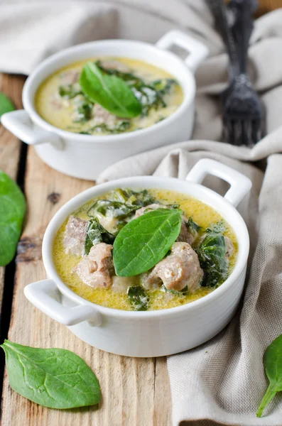 Stew meat with spinach and cream — Stock Photo, Image