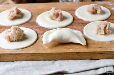 Hamur ve et vareniki yemek pişirmek için