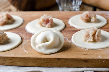 Hamur ve et köfte yemek pişirmek için